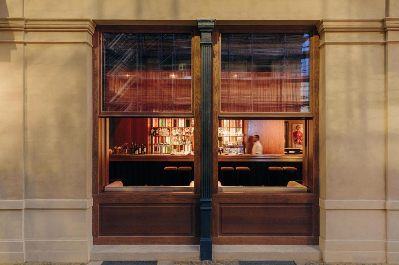 Boutique Hotel Chateau Royal Berlin Exterior foto The bar at the London Edition