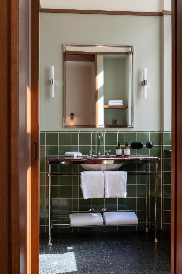 Boutique Hotel Chateau Royal Berlin Exterior foto Bathroom at the Hotel