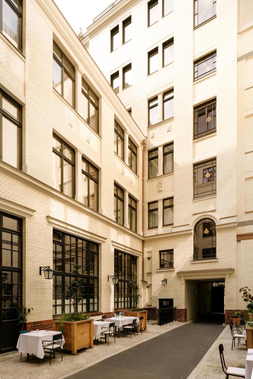 Boutique Hotel Chateau Royal Berlin Exterior foto The courtyard of the building