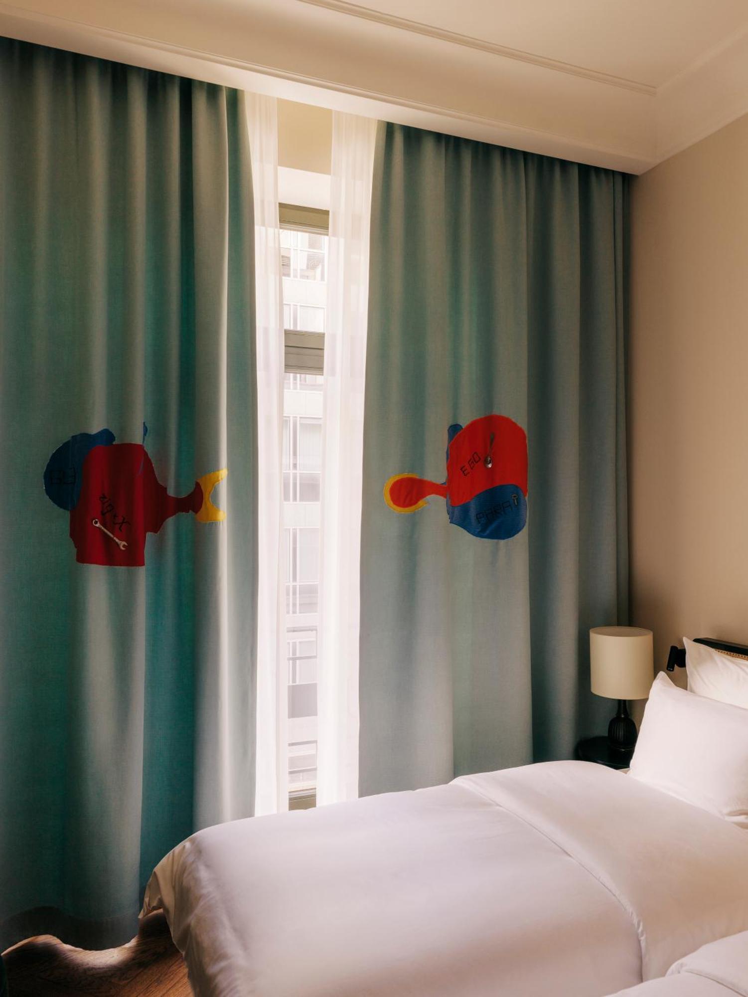 Boutique Hotel Chateau Royal Berlin Exterior foto Curtains in the hotel room